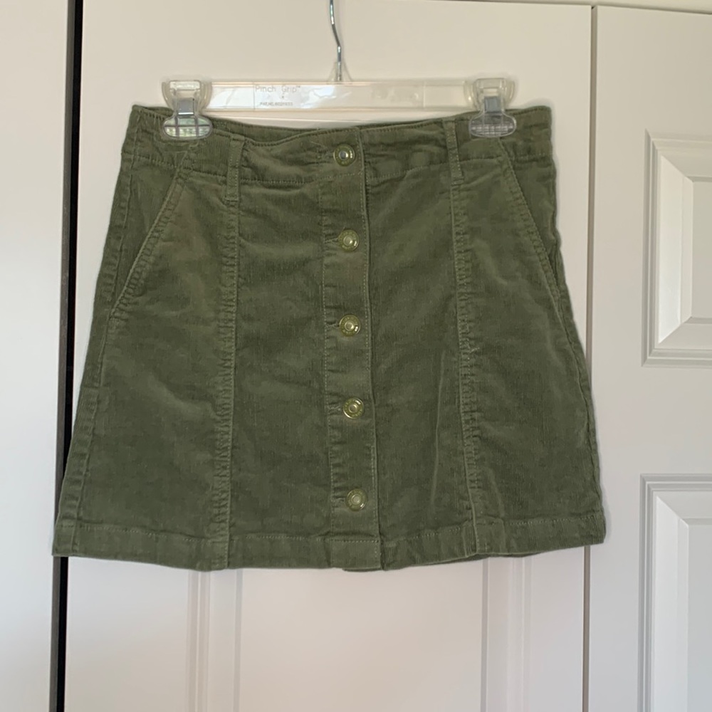 This is a cute green mini skirt. Size: 27 & stretchy